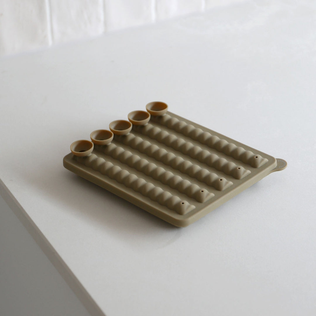 DESIGNSTUFF Spiral Twist Ice Cube Tray, Khaki