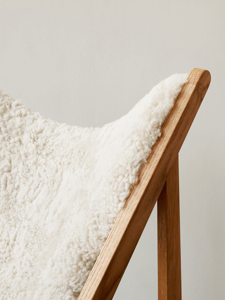 AUDO CPH (Ex MENU) Knitting Lounge Chair, Natural Oak Base, Sheepskin, Skandilock Curly 17 mm Moonlight 09 (White)