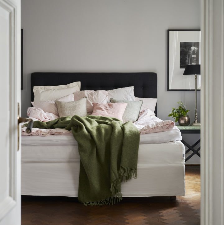 The pear Gotland wool blanket with fringe in the bedroom.