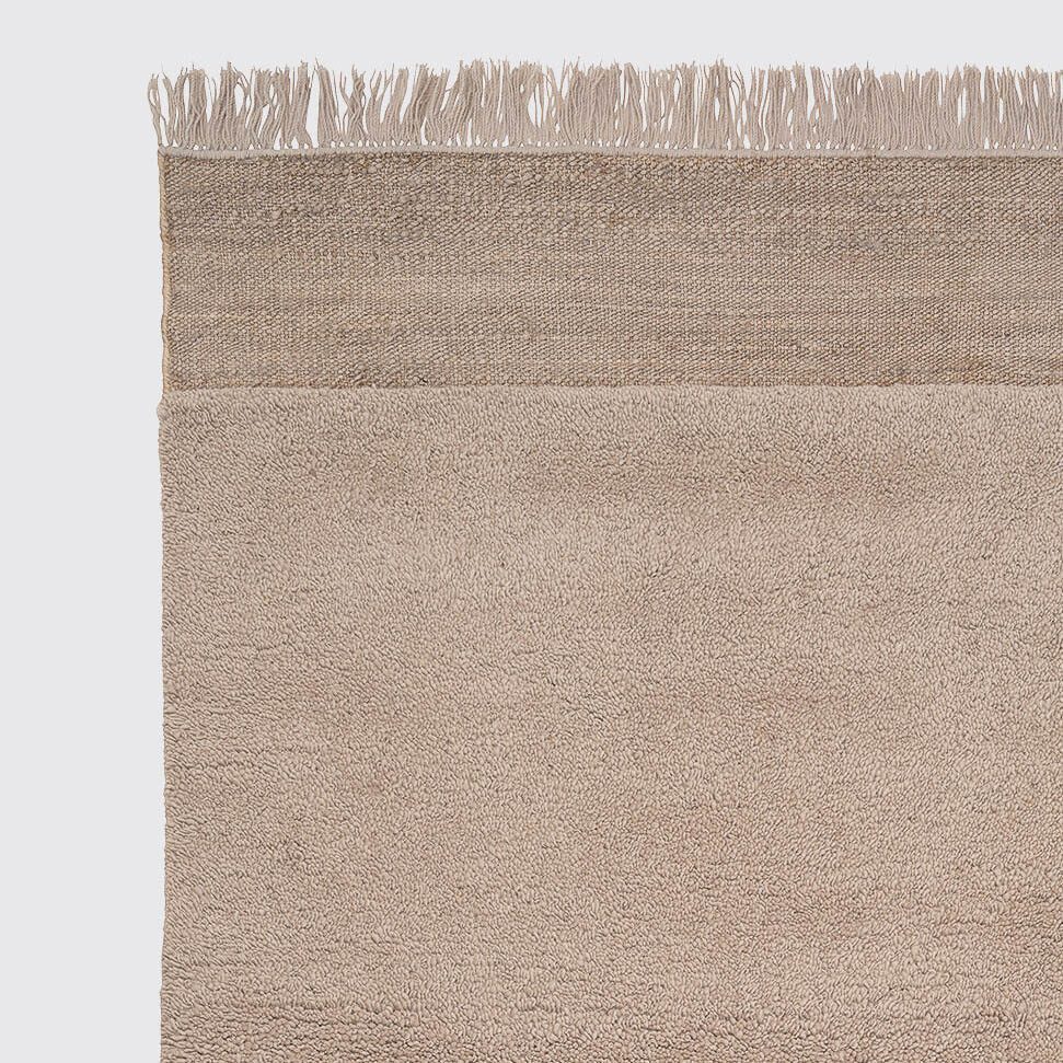 A detailed packshot of hand-knotted rug in beige by Linie Design.